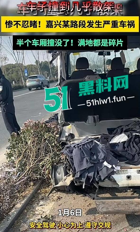 网传视频浙江桐乡屠甸车祸，疑似辆车开斗气车相撞一死一伤，面包车直接粉碎半个车厢消失。-15
