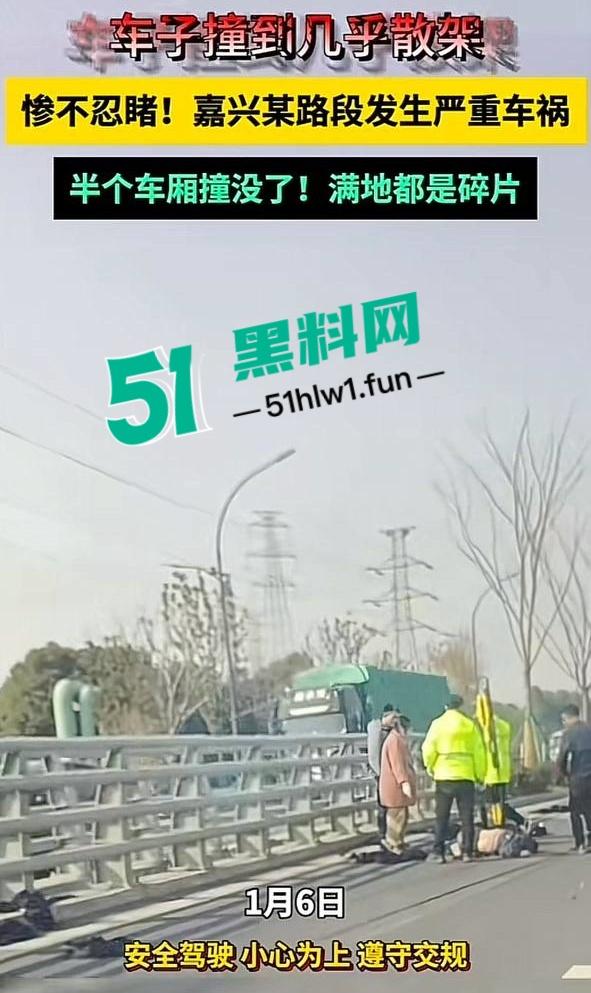 网传视频浙江桐乡屠甸车祸，疑似辆车开斗气车相撞一死一伤，面包车直接粉碎半个车厢消失。-17