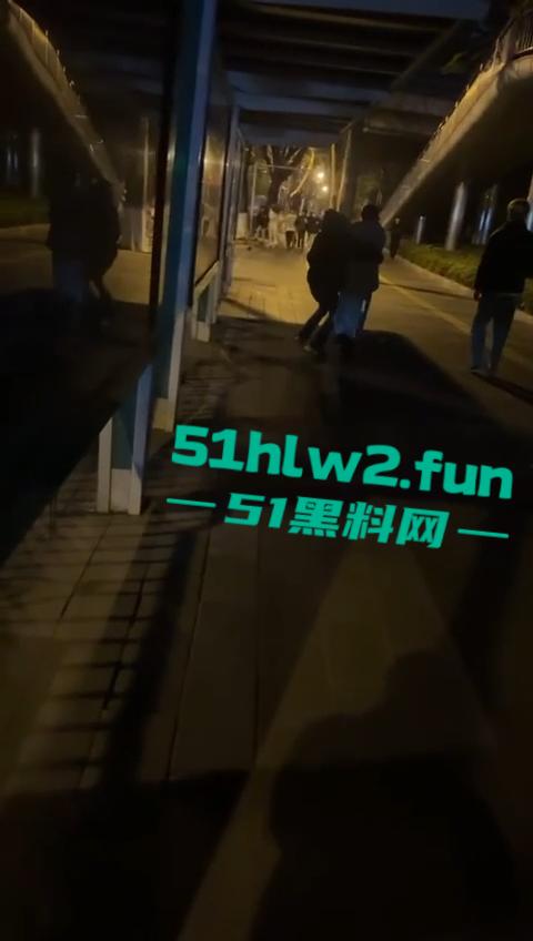 网传两群精神小伙天桥下约架，谁跳砍谁蒙面刀客低调上场，人狠话不多提起就是一刀儿。-7