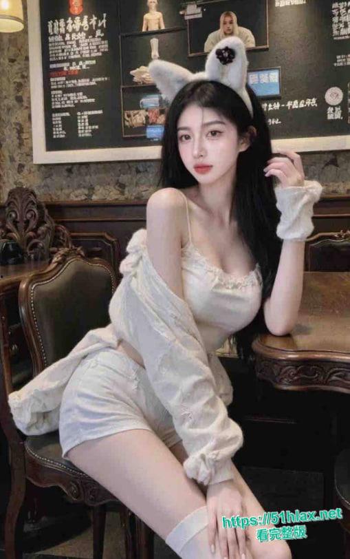 巨乳露脸小骚货唐语棠豪乳狂甩，骑乘女上位骚扭大屁股，换后入时肥臀夹鸡吧更紧，乳波臀浪操到床塌！-9