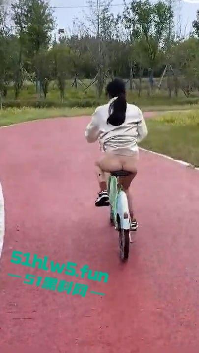 家有娇妻【1】老婆挑战裸体骑单车逛公园，随机抽选一位路人共同交流玩耍。-4