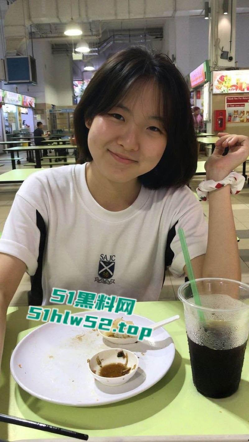 新加坡反差婊【静妍】分手后遭前男友曝光，颈戴项圈全裸出镜，揉奶自慰完美暴露风骚本性！-1