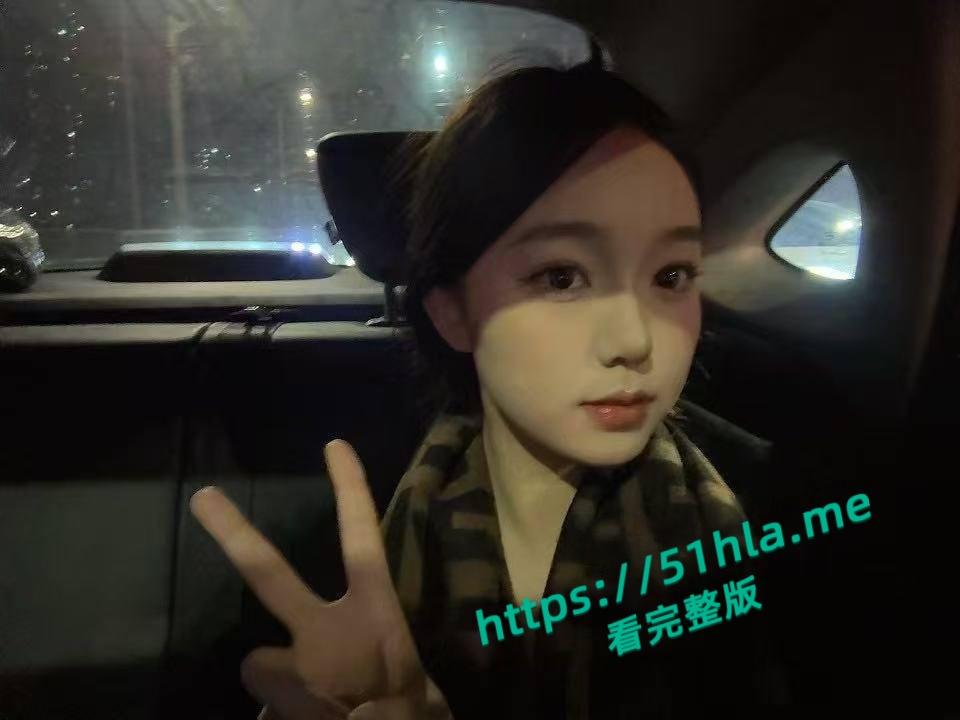 达州市可爱大胸嫩妹，镜前激情口交吞精射出后，骚货摆弄身姿不忘对镜头媚眼挑逗，画面香艳至极！-2