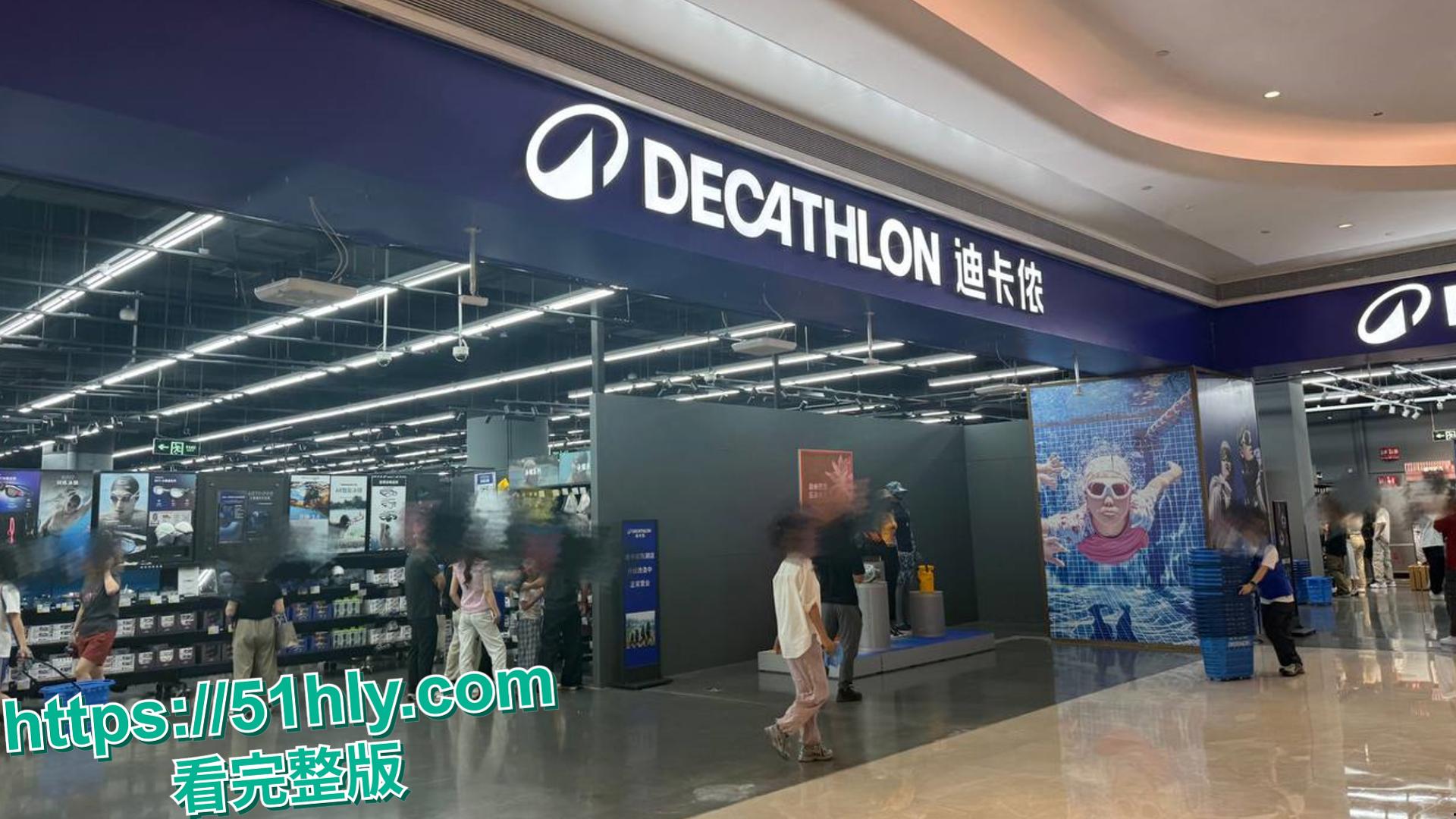 迪卡侬再现潮喷门事件 狗男女试衣间激战 黑丝高跟肥臀少妇被大屌狂肏后入 骚逼喷汁高潮 全程极度刺激！-1