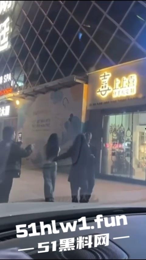 云南保山君悦广场大瓜，平安夜【王麒麟】表白原配直接现场抓奸曝光小三吃鸡视频。-1