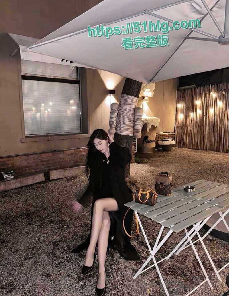 抖音女网红【刘紫怡】【三亚】酒店淫乱狂欢！口爆无套激情四射，黑丝细腰勾魂浪叫， 高潮连连欲罢不能-7