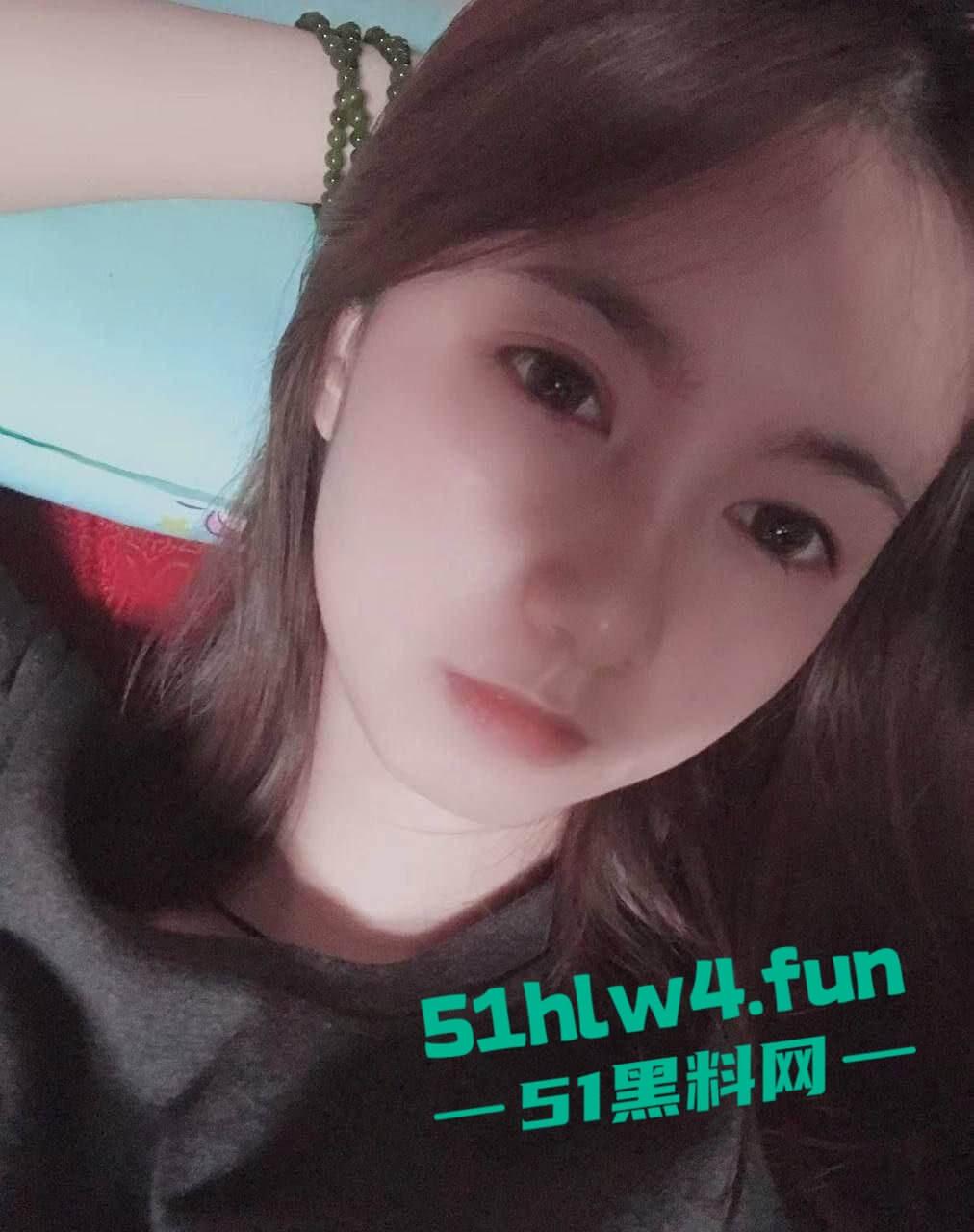 颜值清纯学生妹，身材纤细瘦弱被大叔一顿麦当劳拿下，带到酒店穿性感丝袜扛起美腿暴力抽插。-8