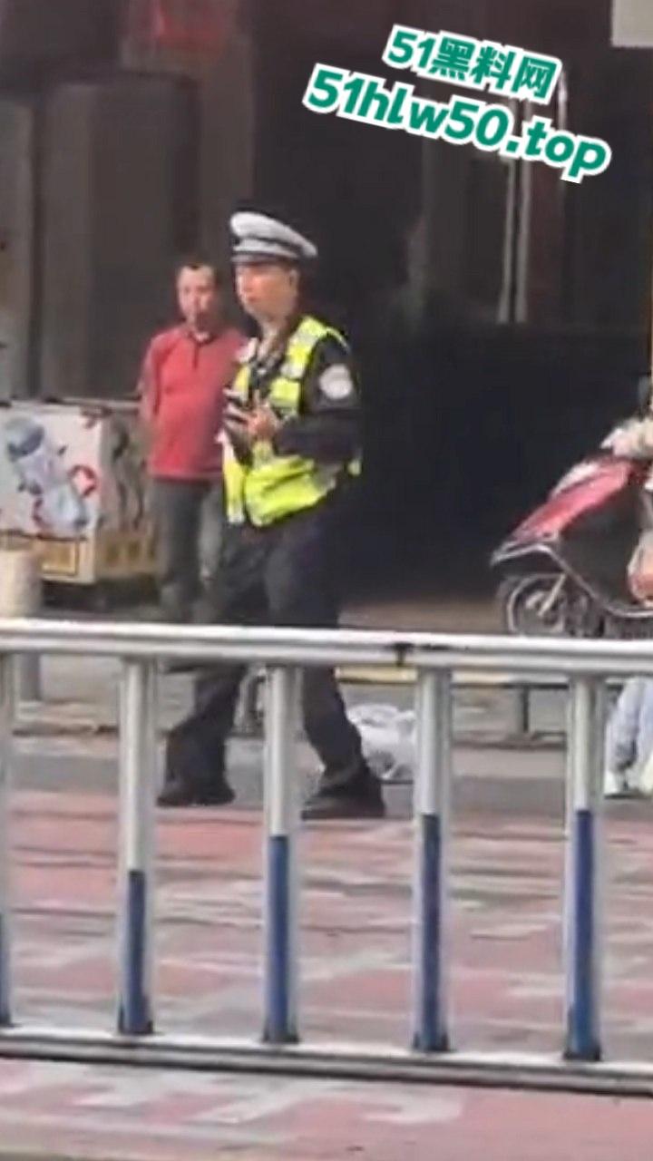 广东潮汕暴躁男在线作死，只因未戴头盔强行躲检撞飞交警双双倒地不起满脸是伤！-1