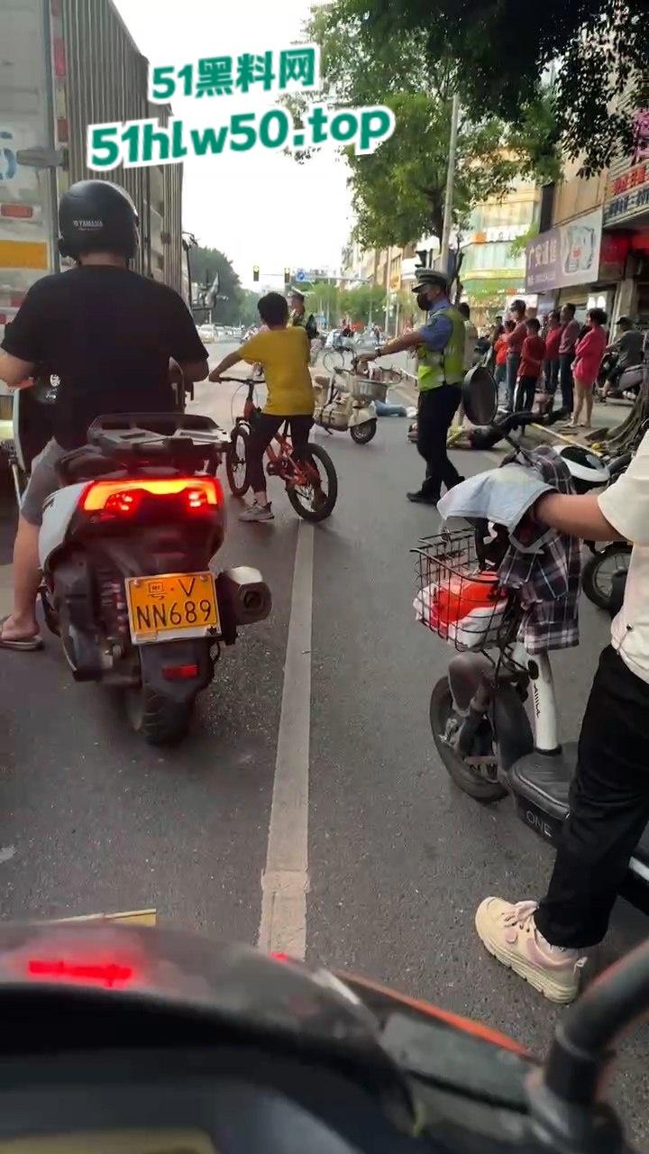 广东潮汕暴躁男在线作死，只因未戴头盔强行躲检撞飞交警双双倒地不起满脸是伤！-4