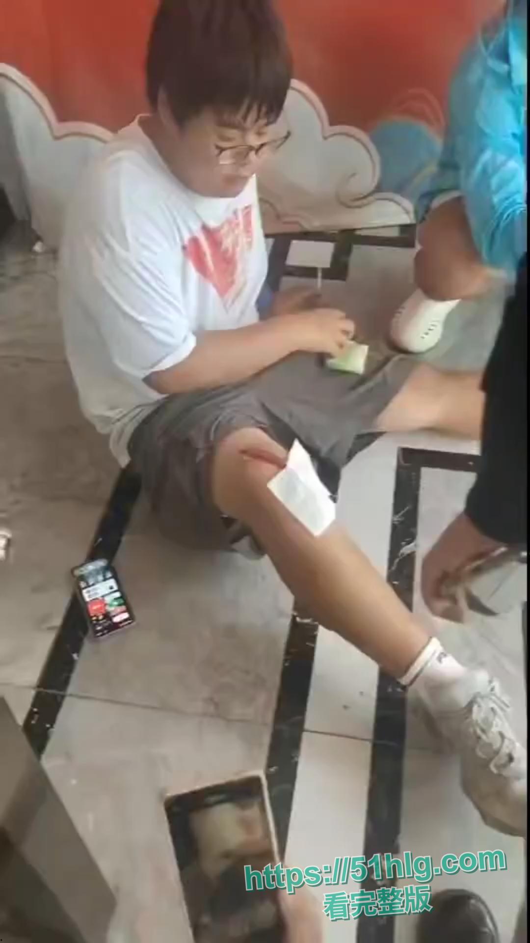 【四川遂宁】Coser漫展发生血案 一男子被多人霸凌后掏出小刀进行反杀 现场顿时乱成一片 莫欺负老实人-8