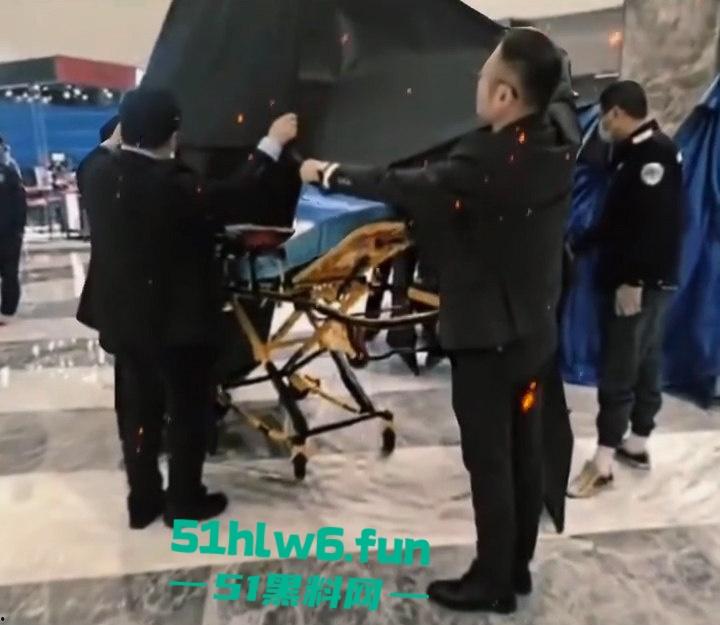 南京金鹰世界男子跳楼自杀，据传男子感情受挫从9楼跳下，脑浆爆裂当场死亡。-5