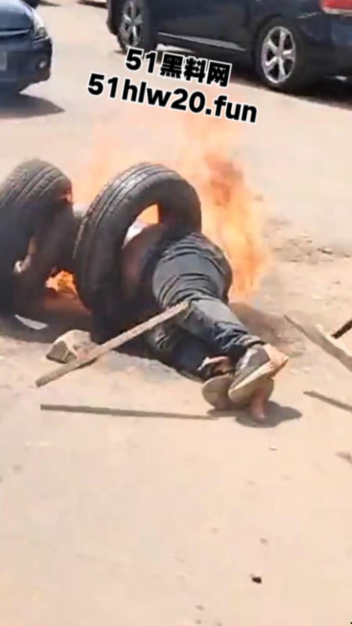 尼日利亚私刑现场，暴徒试图抢夺三轮车失败围观群众拒绝报警，改用私刑套轮胎烧人现场视频曝光。-3