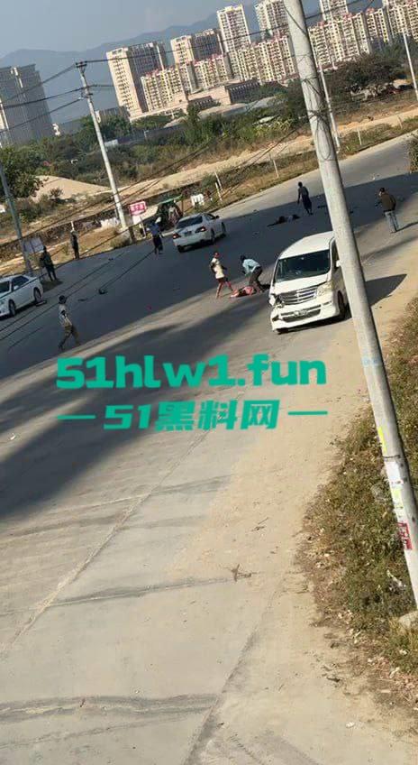 缅甸发生严重车祸 据悉是园区管理员木姐 骑电瓶车出门时 被飞速行驶的面包车撞飞 这就是恶有恶报？-1