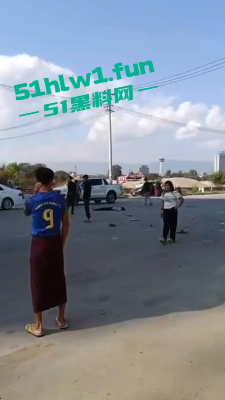 缅甸发生严重车祸 据悉是园区管理员木姐 骑电瓶车出门时 被飞速行驶的面包车撞飞 这就是恶有恶报？-2