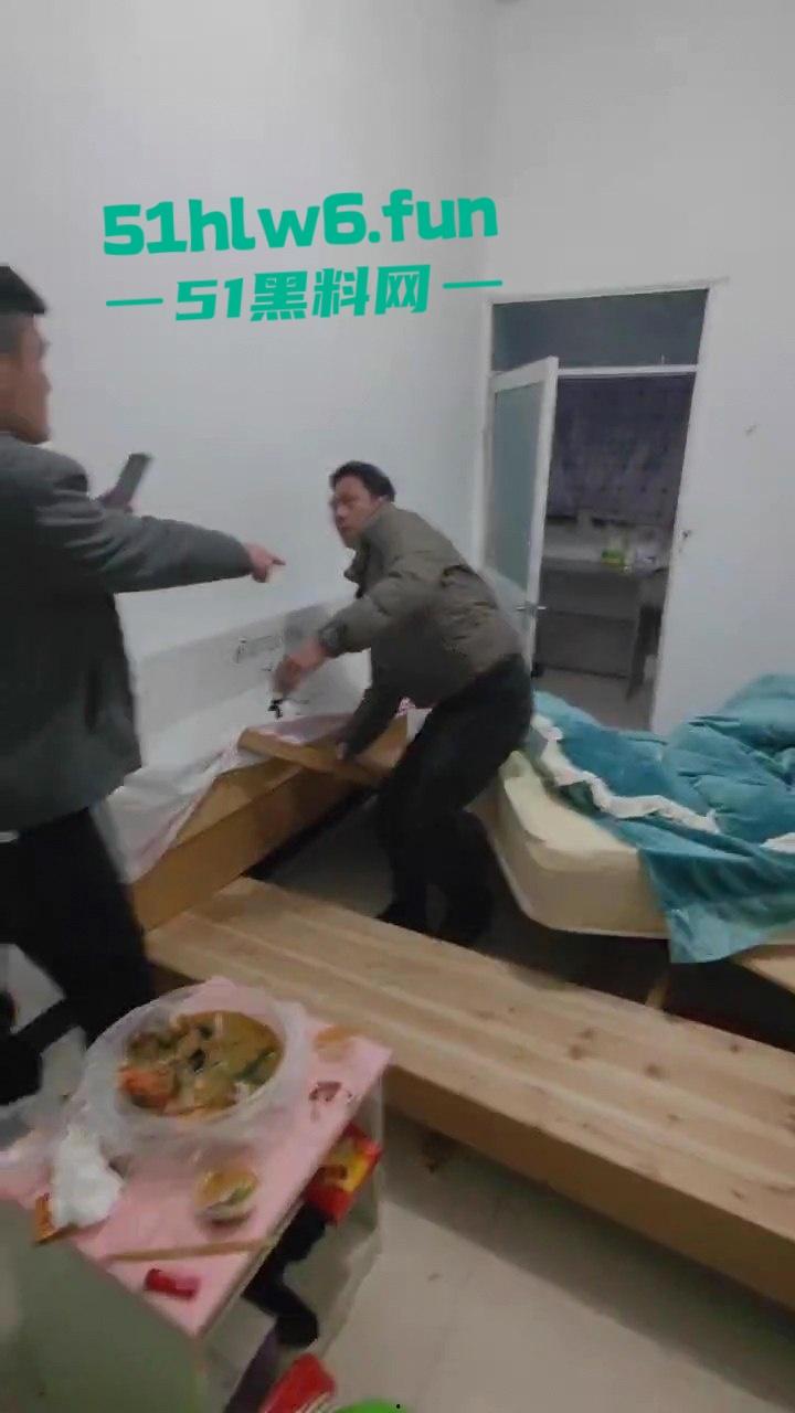 抓奸现场，妻子在外地打工出轨他人，丈夫携兄弟们上门捉奸，情夫竟然藏在床底下?-2