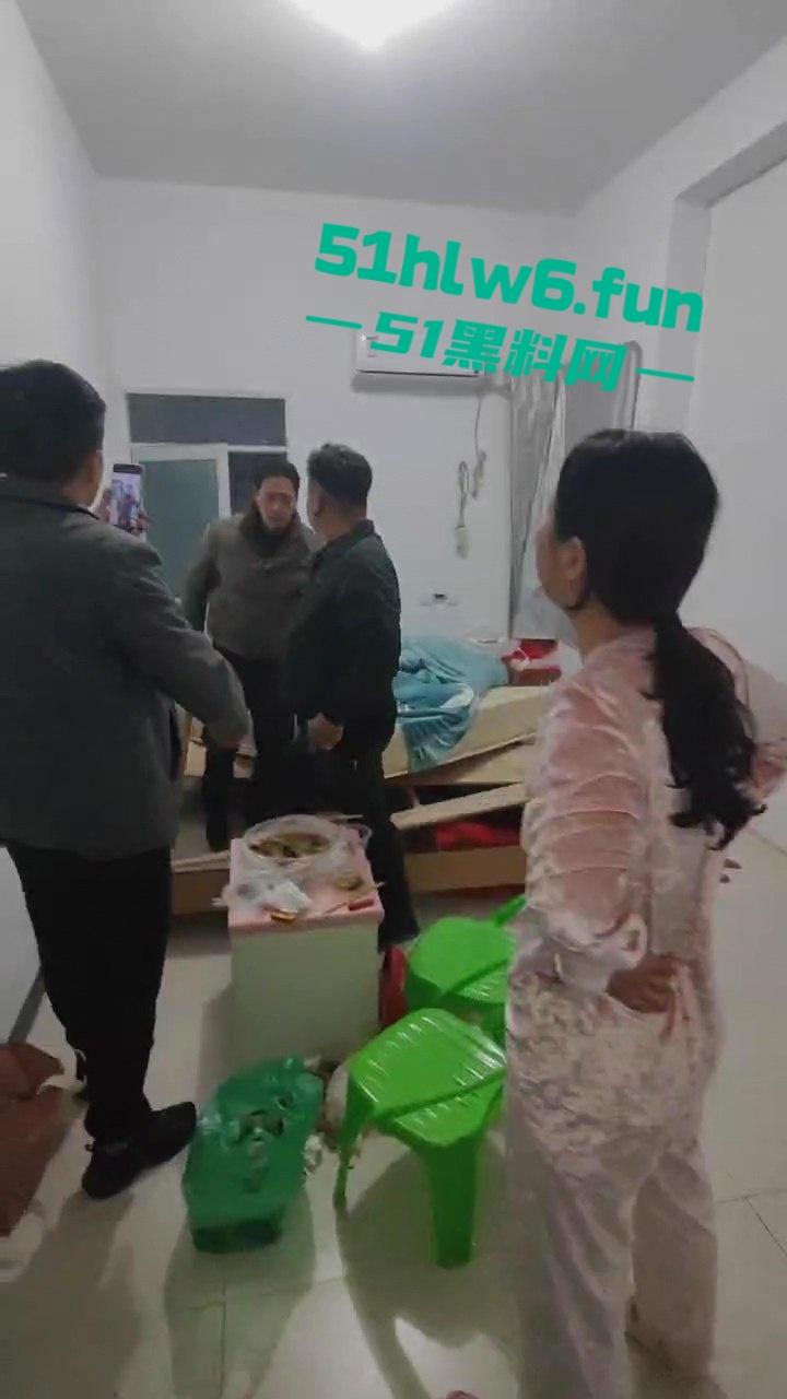 抓奸现场，妻子在外地打工出轨他人，丈夫携兄弟们上门捉奸，情夫竟然藏在床底下?-8