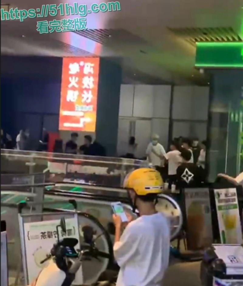 【四川成都】万达广场内多名精神小伙上演现实版古惑仔 吃饭发生冲突 双方人马激烈火拼 桌椅板凳齐上阵-1