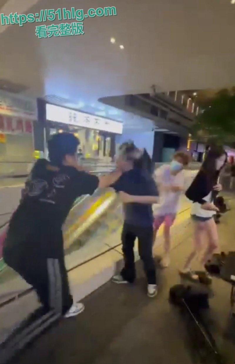 【四川成都】万达广场内多名精神小伙上演现实版古惑仔 吃饭发生冲突 双方人马激烈火拼 桌椅板凳齐上阵-5