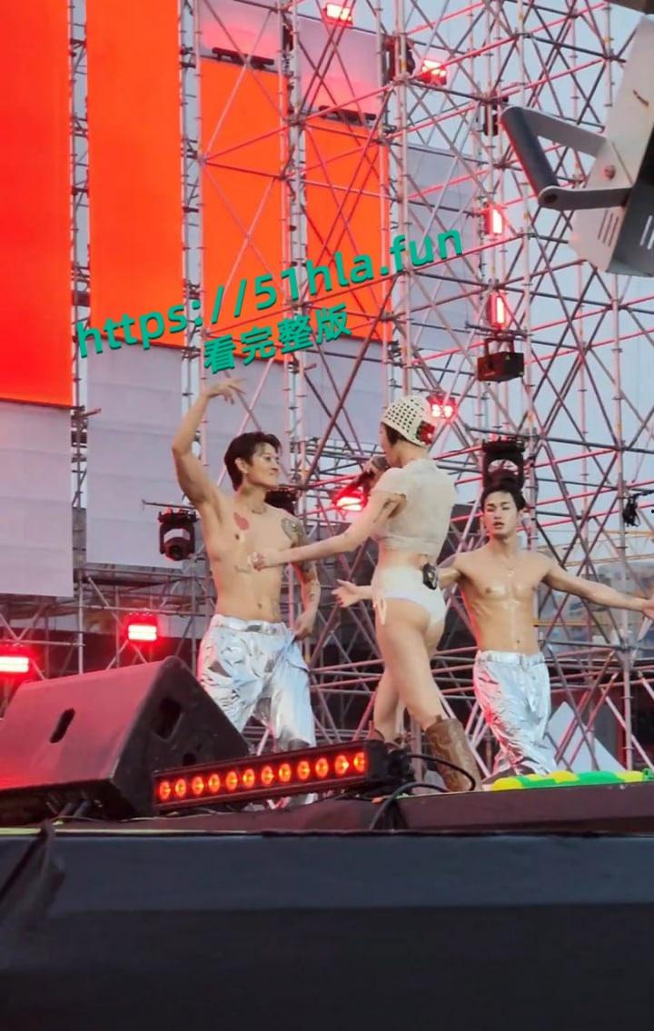 韩国人气明星【泫雅】清凉献唱舞台上火辣热舞，台下观众水枪互动呲水，湿身诱惑性感身躯完美展示！-2