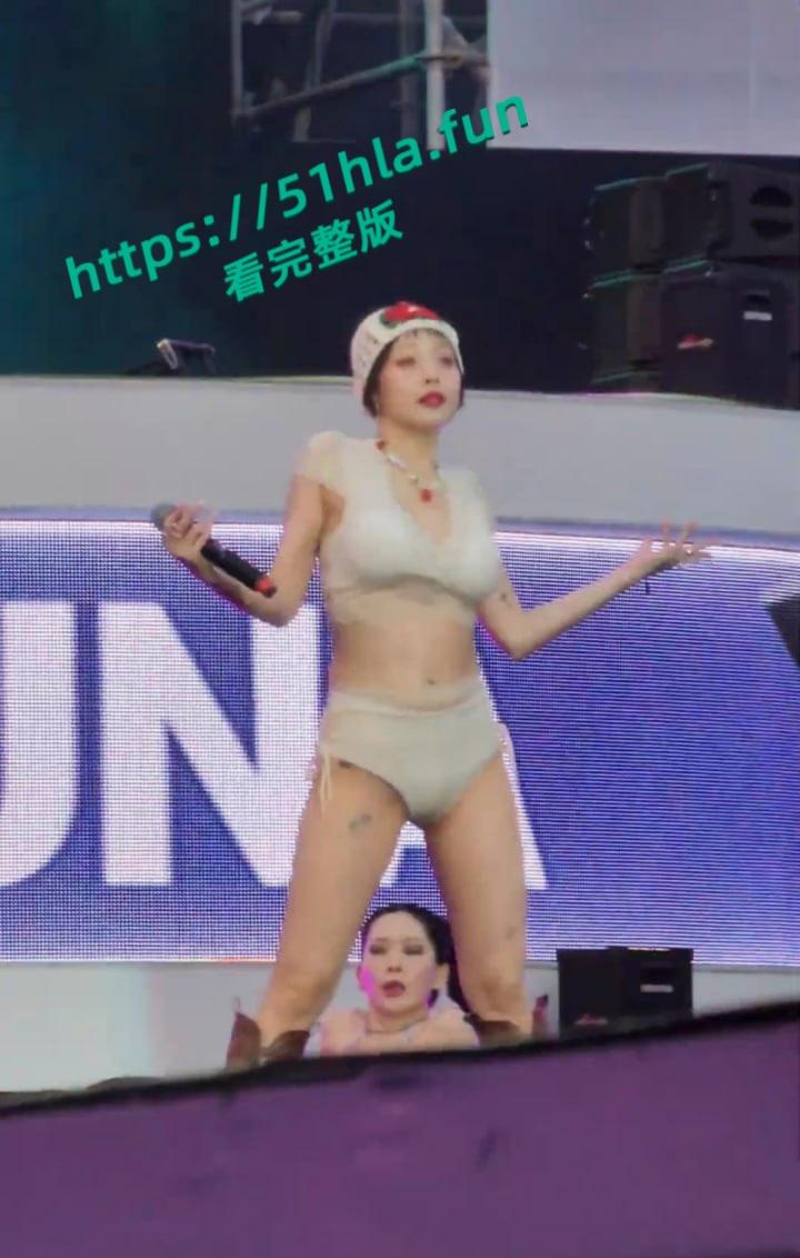 韩国人气明星【泫雅】清凉献唱舞台上火辣热舞，台下观众水枪互动呲水，湿身诱惑性感身躯完美展示！-5