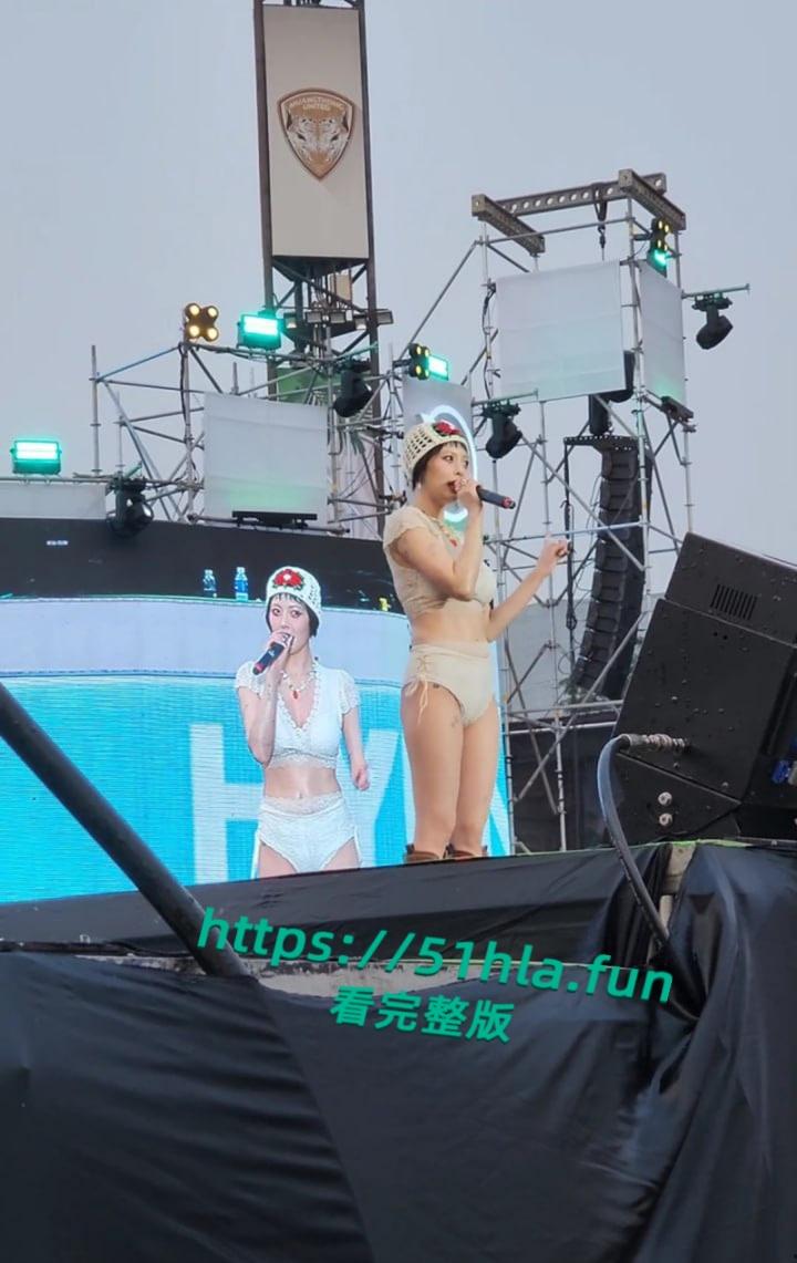 韩国人气明星【泫雅】清凉献唱舞台上火辣热舞，台下观众水枪互动呲水，湿身诱惑性感身躯完美展示！-8