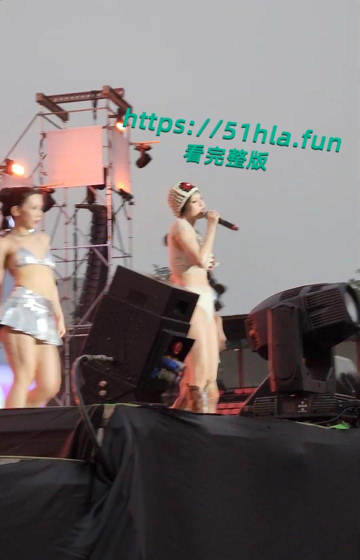 韩国人气明星【泫雅】清凉献唱舞台上火辣热舞，台下观众水枪互动呲水，湿身诱惑性感身躯完美展示！-9