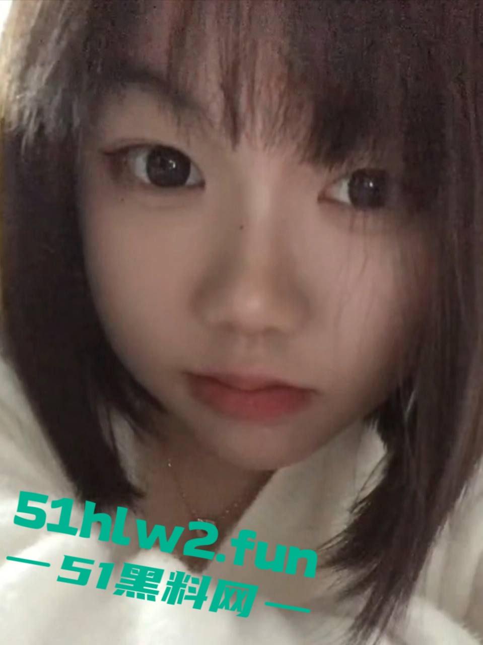 太原大学【张念一】这骚货，清纯脸蛋下藏着个欲女，手指在嫩逼里进进出出，手指插得自己直哆嗦！-9