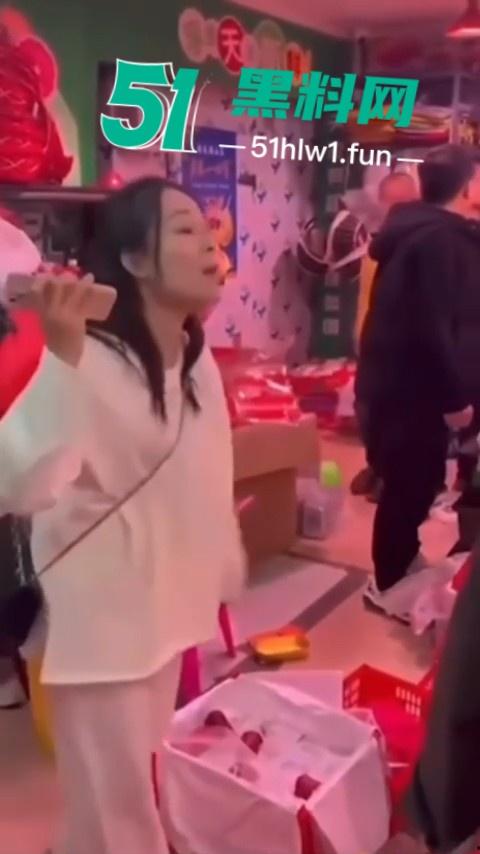 潮州新溪【淑武水果店】事件完整版，94年人妻出轨隔壁猪肉铺04年小伙，偷情野战被当场捉奸，竟开车顶撞亲夫。-10