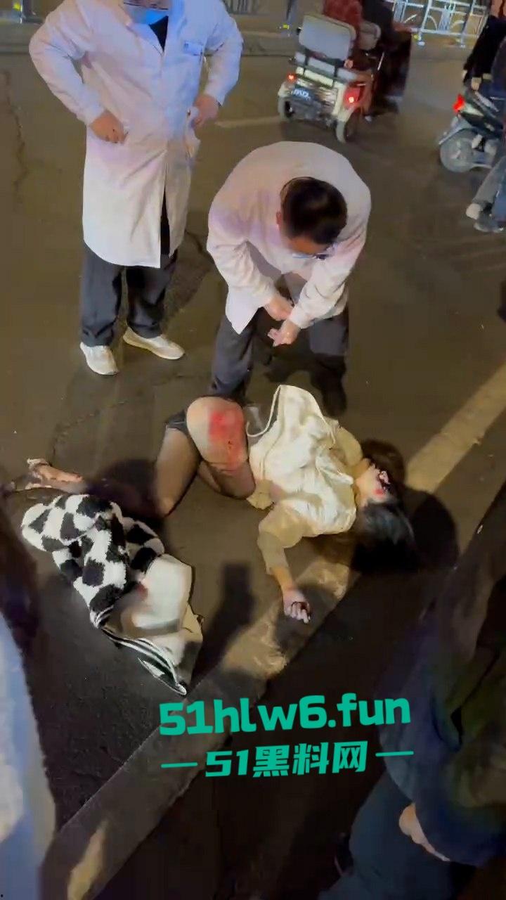 精神小伙带美女飙车失控撞车当场超度，黑丝美女瞬间被摔成麻花扭成三折叠。-5