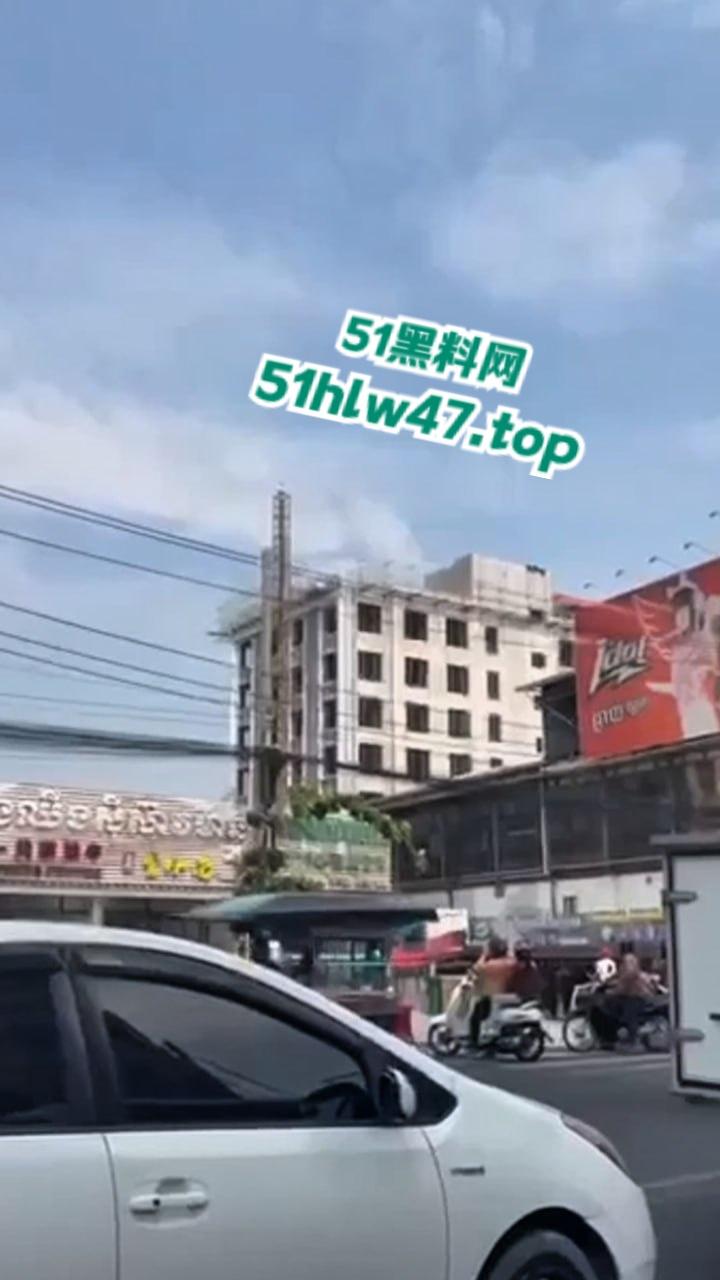 柬埔寨西港跳楼自杀事件，来自中国江西男子【甘院亮】爬到吊车顶部，随后直接跳下身亡。-2