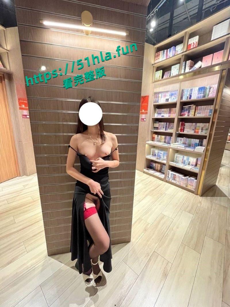 极品大学生【小哪吒】福利视频泄密，校内野外大胆露出饱满双乳嫩穴挑逗路人目光！-3