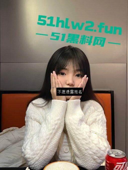 山东机电学院【刘亦媛】高颜值长腿学生妹，喜欢穿JK裙摆拍性感黑丝配白嫩蜜桃臀。-3