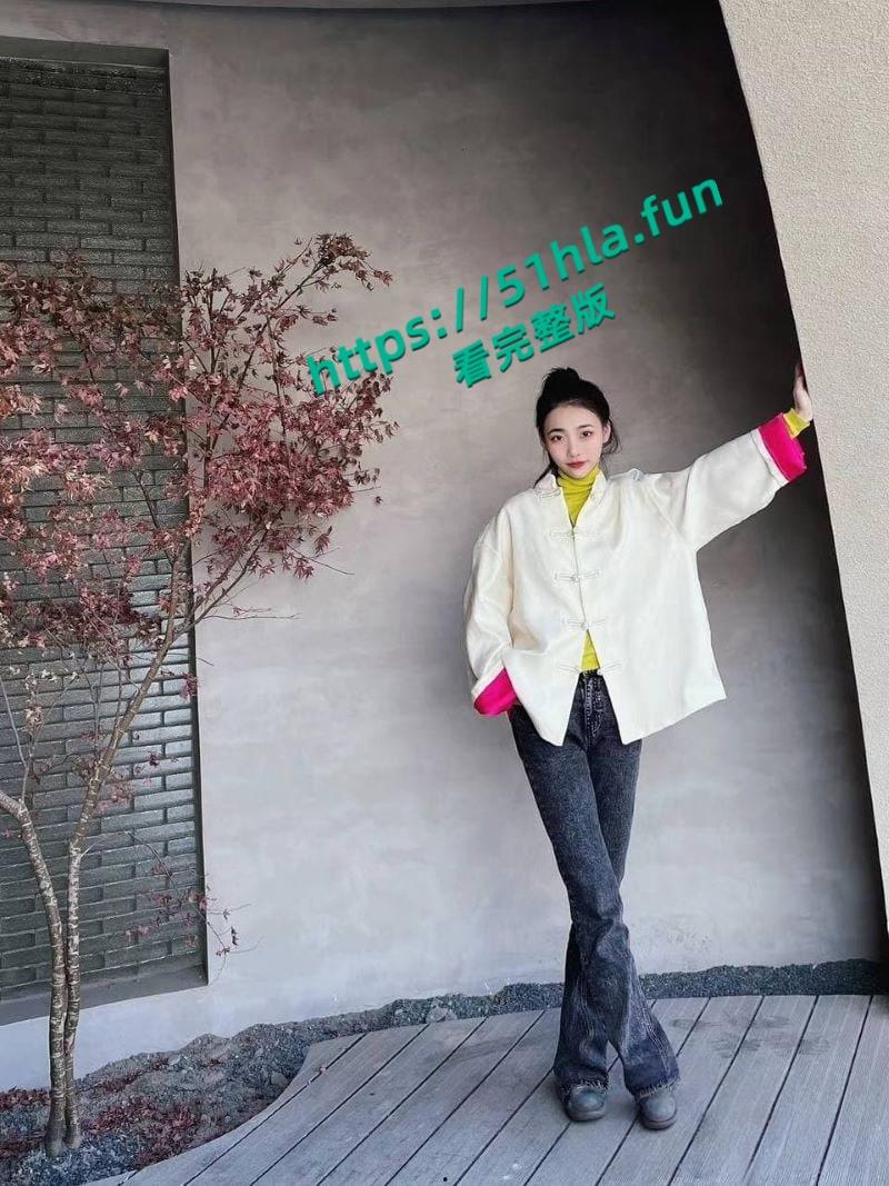 辽宁大学舞蹈生【李玉兰】宿舍自慰视频曝光，一字马展示M腿大开道具玩弄淫水狂喷！-1