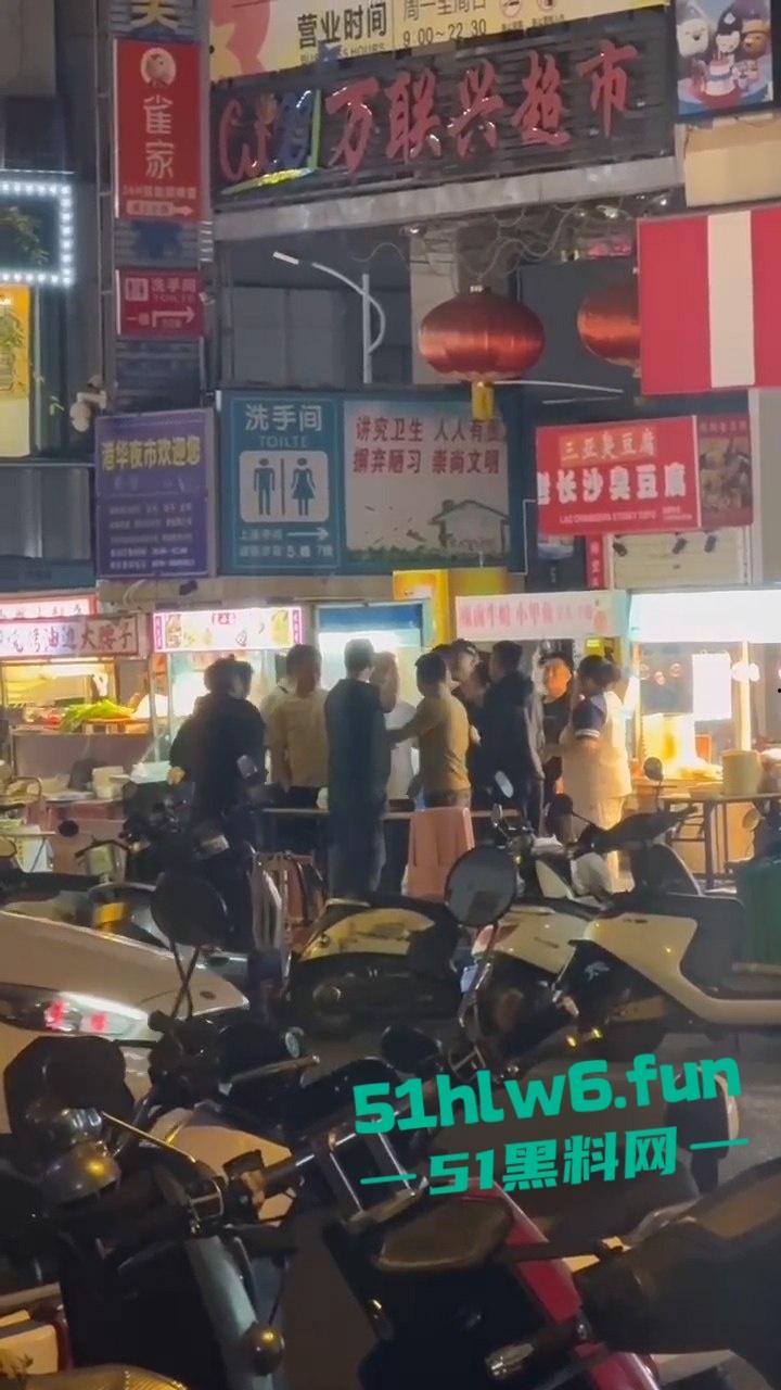 三亚港华夜市两摊主为争半米摊位持刀互砍，现场围观惨叫声惊悚起鸡皮。-5