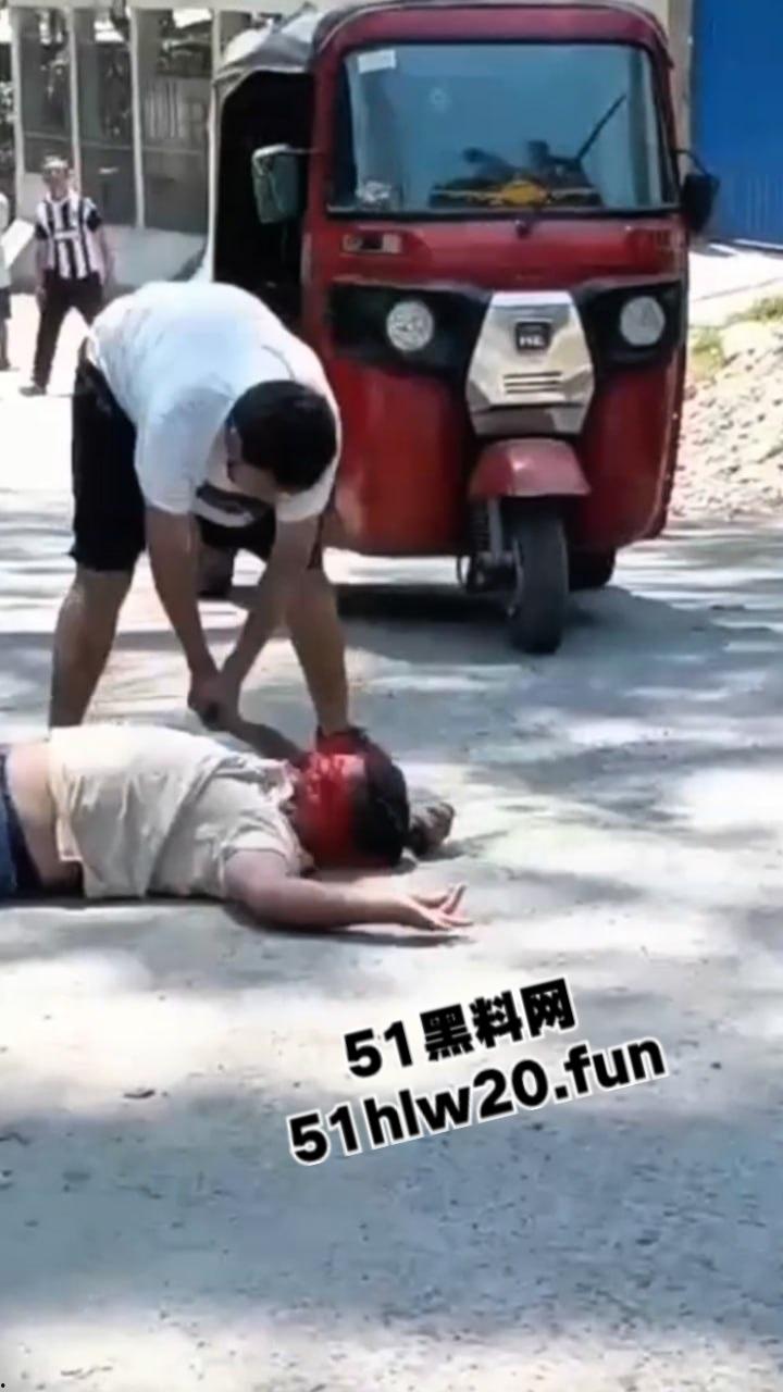 【血腥恐怖】哥伦比亚街头砍人，男子持刀将人砍倒后对着脑袋疯狂劈砍，当街持刀爆头？-4