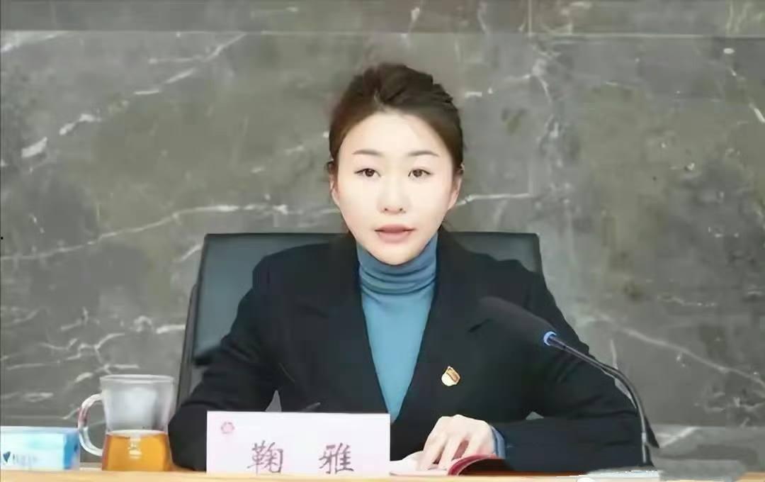 南昌市红谷滩城投资董事长鞠雅为了上位不择手段 办公室与领导啪啪做爱视频流出 骚逼做爱技术一流，难怪位高权重-2