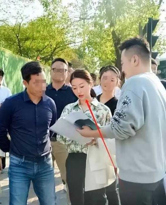 南昌市红谷滩城投资董事长鞠雅为了上位不择手段 办公室与领导啪啪做爱视频流出 骚逼做爱技术一流，难怪位高权重-7