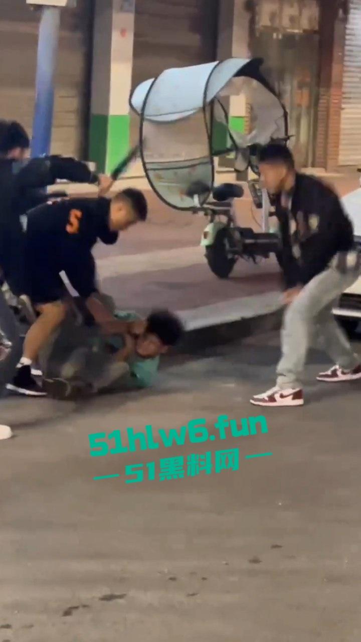 山东实拍精神小伙，当街聚众砍人两名被砍者身中几十刀，其中一人竟抢救无效身亡，目前几位行凶者已被逮捕。-6