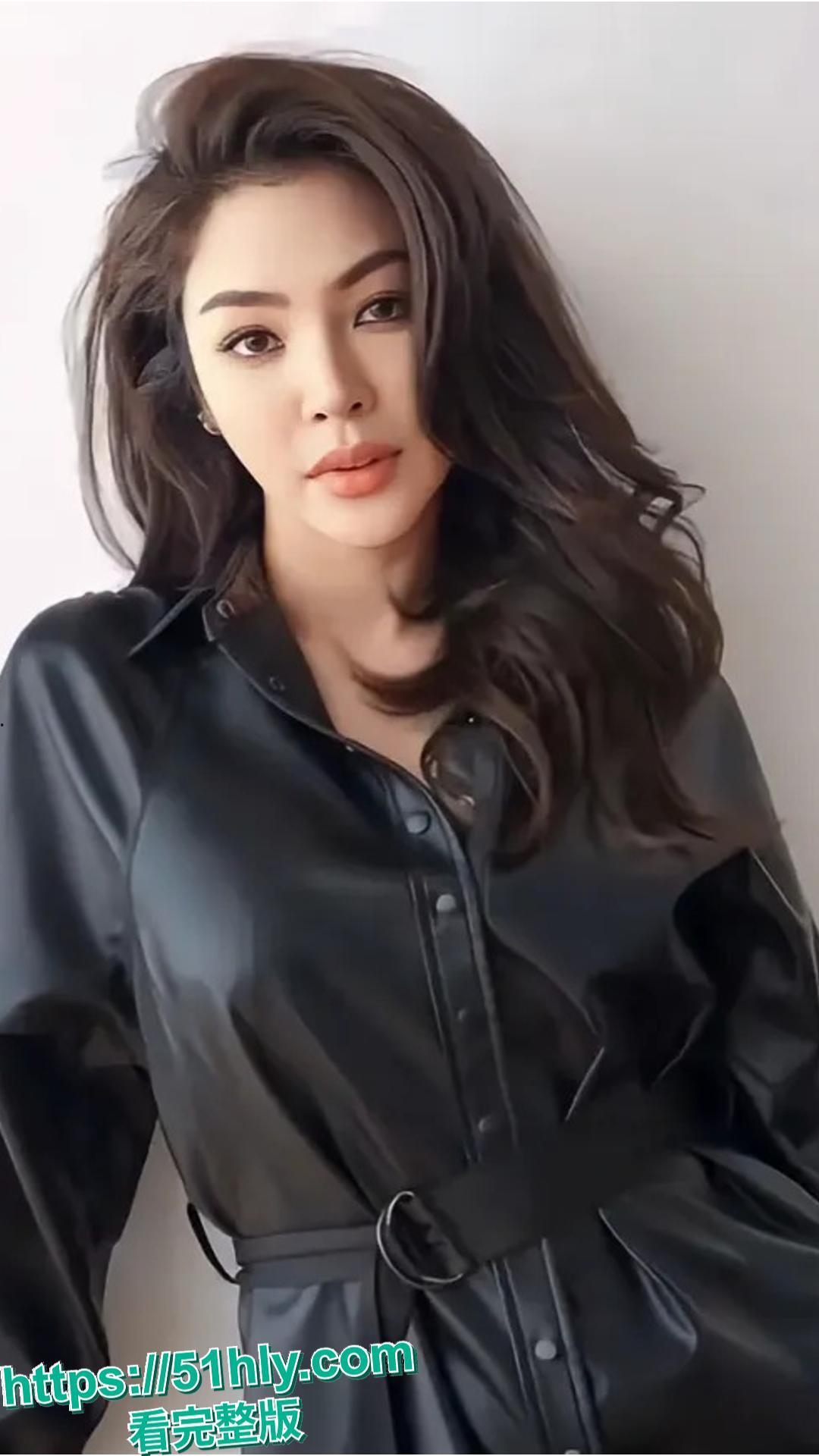 泰国巨星 Faye 直播自曝遭遇断崖式分手，后续爆料女友劈腿新剧同组女演员 Lina，并爆出不雅视频。-3