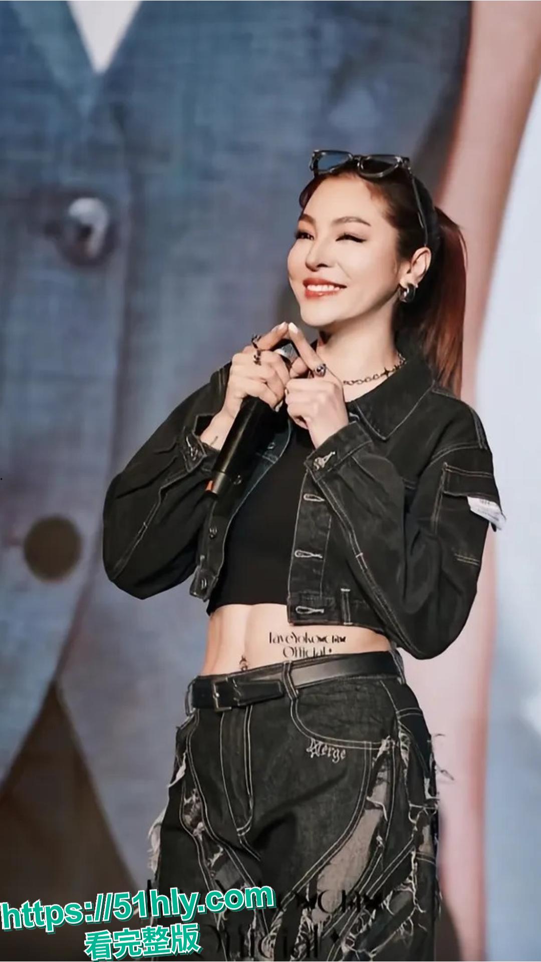 泰国巨星 Faye 直播自曝遭遇断崖式分手，后续爆料女友劈腿新剧同组女演员 Lina，并爆出不雅视频。-8