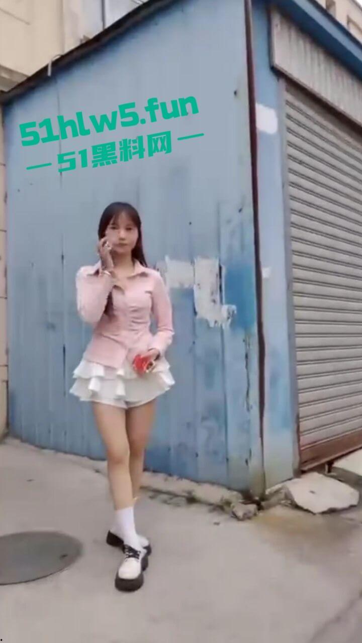 东莞又开始玩活了，偷拍小巷站街女骚妇少女应有尽有，消息称150起步就能操已帮瓜友们踩好点。-10